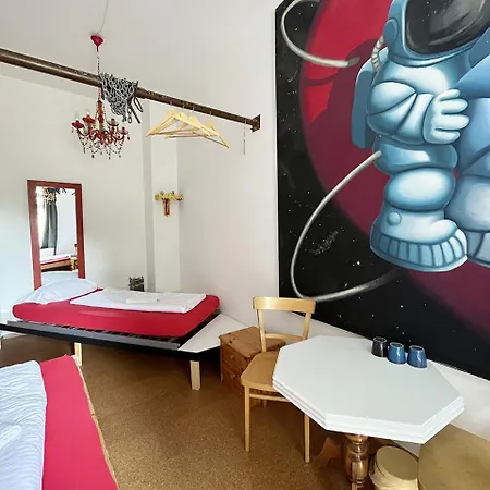 Homeplanet Hostal *